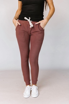 performance fleece jogger in mahogany