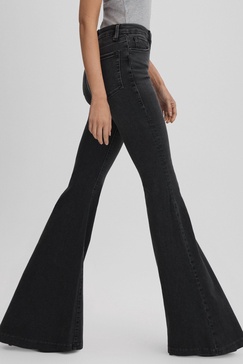 Good American Super Flared Jeans in Black