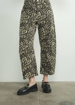 barrel jeans in leopard