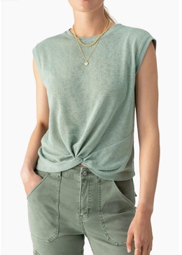 knot your ordinary top in spruce