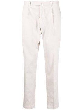 slim-cut tapered trousers