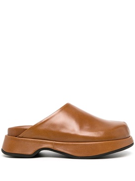 Hyggle leather clogs