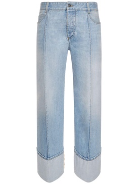 Curved shape light bleached denim jeans