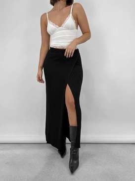 ribbed knit leg slit midi skirt in black