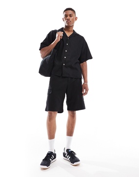 ADPT linen mix cargo shorts in black