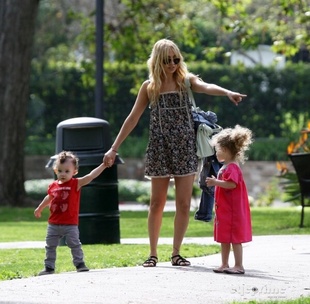 Nicole Richie and Her Kids at a Park April 5, 2011