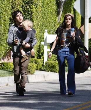 Ashlee Simpson Visiting Pete's Parents in Los Angeles May 23, 2010