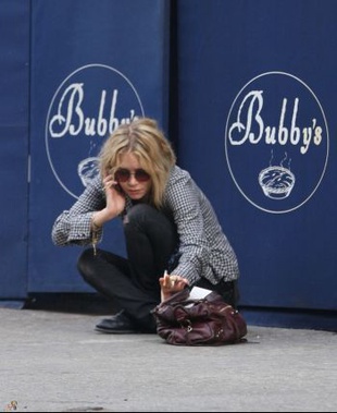 Ashley Olsen Mary-Kate at Bubby's Pie Kitchen January 9, 2008