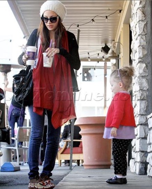 Nicole Richie at Coffee Bean and Tea Leaf in Hollywood March 10, 2010