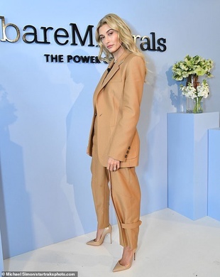 Hailey Bieber Bare Minerals Master Class February 6, 2019