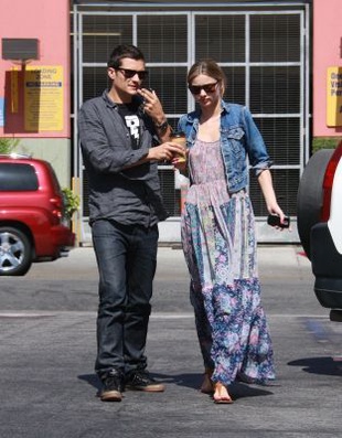 Miranda Kerr Leaving a West Hollywood Eatery June 23, 2009