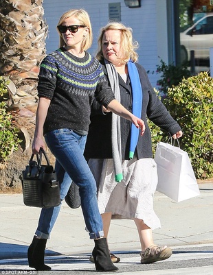 Reese Witherspoon Brentwood Country Mart November 27, 2013