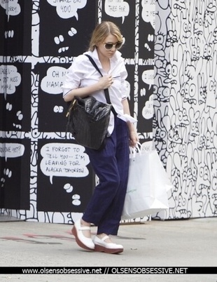 Ashley Olsen Mary-Kate & Ashley Leave An Art Gallery in June 1, 2011