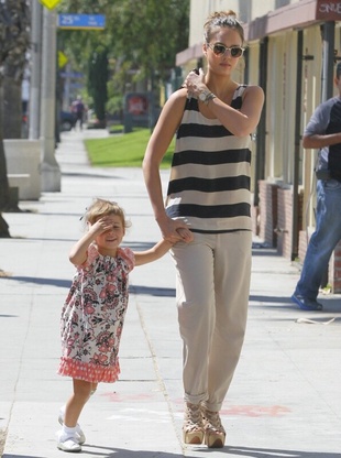 Jessica Alba at Starbucks October 3, 2011