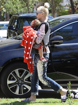 Gwen Stefani Arriving at Her Parents House July 4, 2015