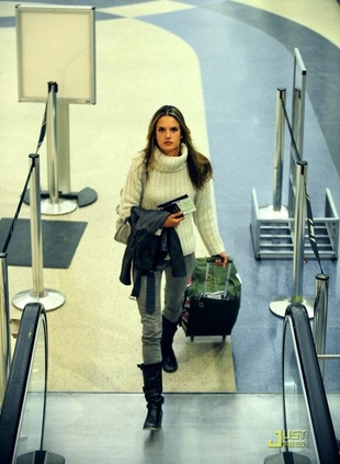 Alessandra Ambrosio LAX January 28, 2009