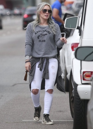 Hilary Duff Out For Breakfast April 25, 2015