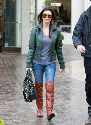 Kourtney Kardashian Out Shopping in Los Angeles December 21, 2010