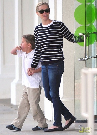 Reese Witherspoon at Pinkberry in Brentwood February 28, 2011