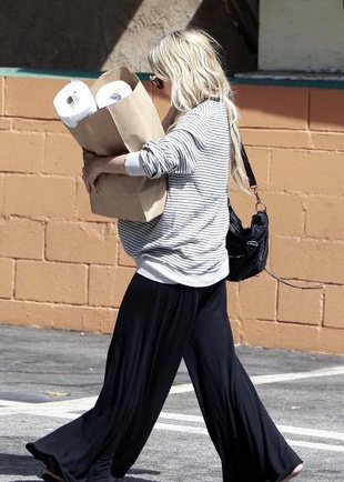 Nicole Richie Shopping in Laurel Cany August 29, 2009