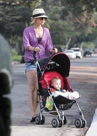 Nicole Richie Walking Harlow August 14, 2008