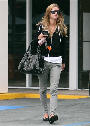 Nicky Hilton Picking Up Her Passport in Los Angeles October 15, 2007