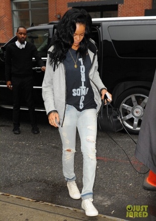 Rihanna Arriving at a Studio in New York May 2, 2012