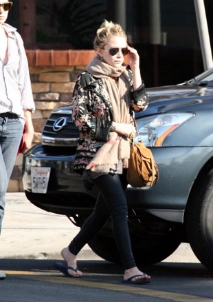 Ashley Olsen Mary-Kate Out in Los Angeles October 19, 2008