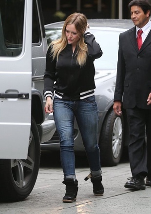 Hilary Duff Leaving the Four Seasons Hotel in Los Angeles November 29, 2012