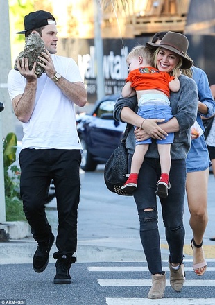 Hilary Duff Sunset Strip Farmers Market July 3, 2014