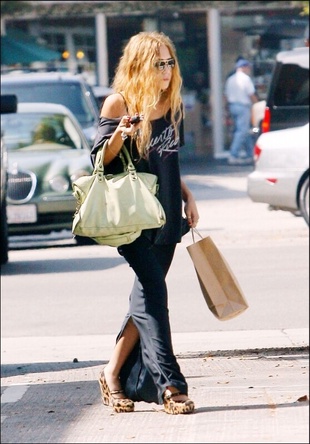 Ashley Olsen Mary-Kate Shopping at Brent Air Pharmacy and Gift Shop in Brentwood August 25, 2006