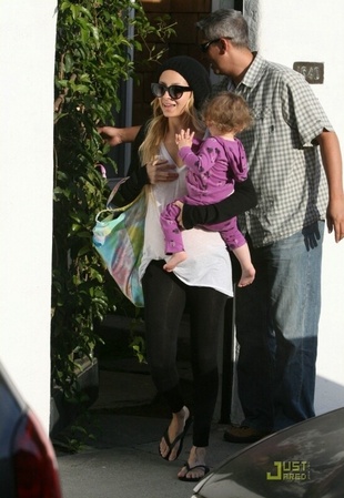 Nicole Richie Out Spending Time with Harlow April 27, 2009