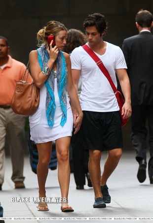 Blake Lively Walking on 5th Avenue in Nyc August 27, 2009