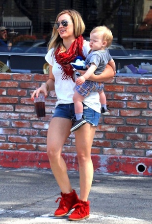 Hilary Duff Leaving Charlie's Pantry in Los Angeles March 24, 2013