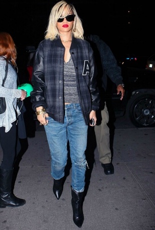 Rihanna Arriving at Whole Foods in New York March 17, 2012