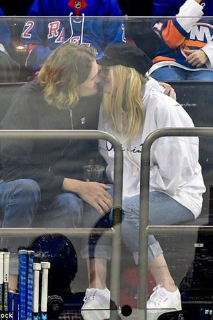 Dakota Fanning New York Rangers Game October 19, 2017