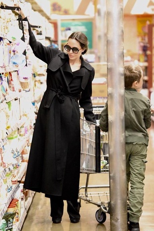 Angelina Jolie Whole Food March 20, 2018