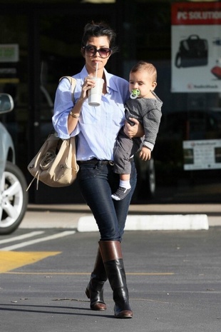 Kourtney Kardashian Leaving a Grocery Store in Los Angeles January 15, 2011