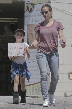 Jennifer Garner Jenny Bec's Toy Store August 14, 2016