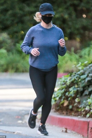 Reese Witherspoon Jog Brentwood December 4, 2020