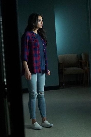 Shay Mitchell Pretty Little Liars 7.02 Bedlam