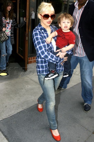 Christina Aguilera Out in Santa Monica May 16, 2009