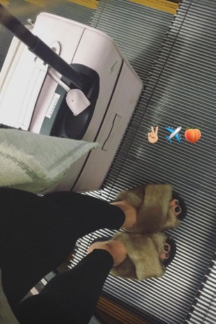 Jessie James Decker Flying Home From Atlanta April 22, 2017