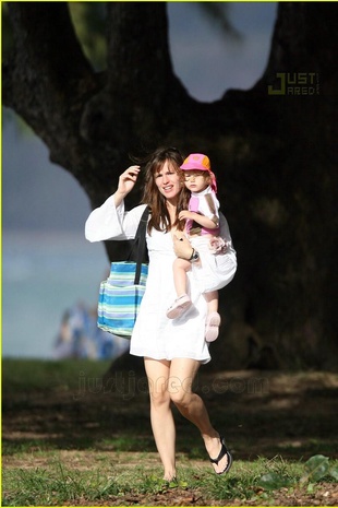 Jennifer Garner Family Hoilday in Hawaii.with Mat Damon June 17, 2007