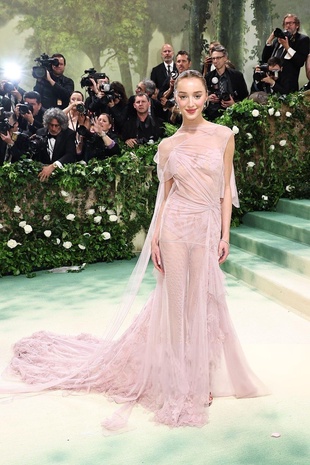 Phoebe Dynevor Met Gala May 6, 2024