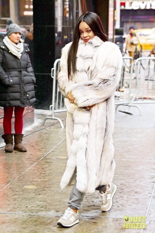 Rihanna Good Morning America January 29, 2014