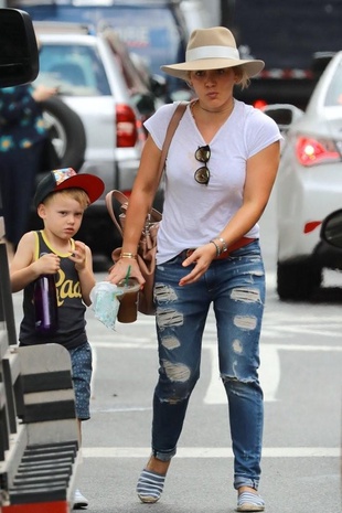 Hilary Duff Hailing a Cab in NYC, August 20, 2016