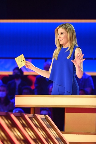 Elizabeth Banks Hosting Press Your Luck August 4, 2022