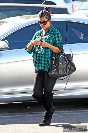 Kourtney Kardashian Entering Cvs November 20, 2009