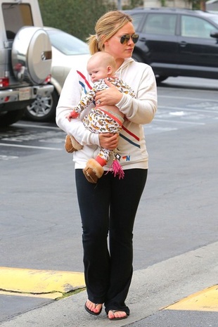 Hilary Duff Arriving at Western Bagel in Studio City Ca August 25, 2012